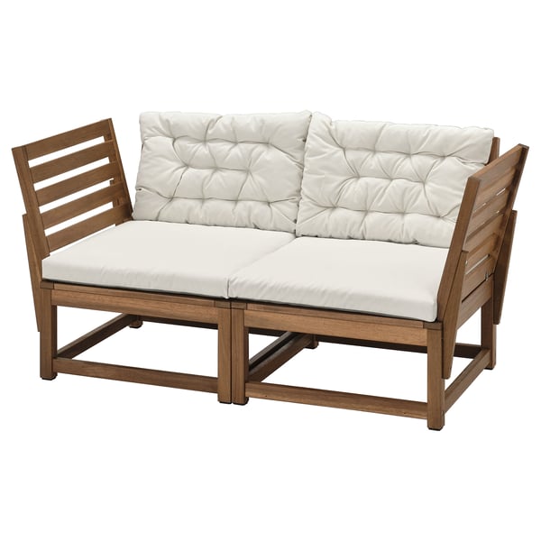 Outdoor-Zweisitzer aus Holz mit weißen Kissen. Modernes Design, Lattenrost und Armlehnen, bequem zum Entspannen im Freien.
