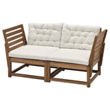 Outdoor-Zweisitzer aus Holz mit weißen Kissen. Modernes Design, Lattenrost und Armlehnen, bequem zum Entspannen im Freien.