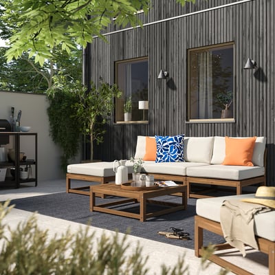 Outdoor NÄMMARÖ Sektion in Beige auf Akazienholz, L-förmig.