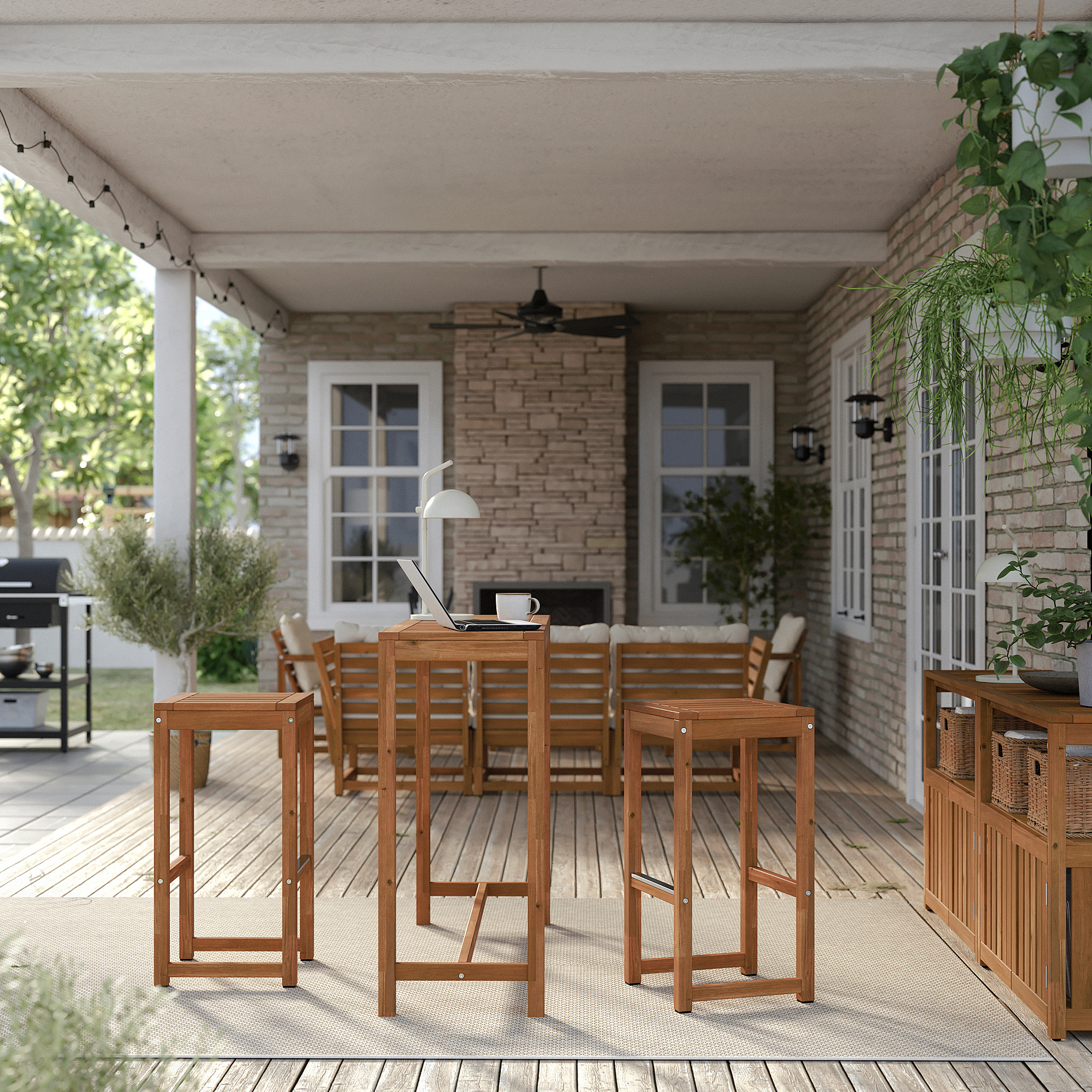 Hinterhofterrasse mit Holzmöbeln, Tisch, Hockern und Stühlen. Hellbraunes Akazienholz, Grün.