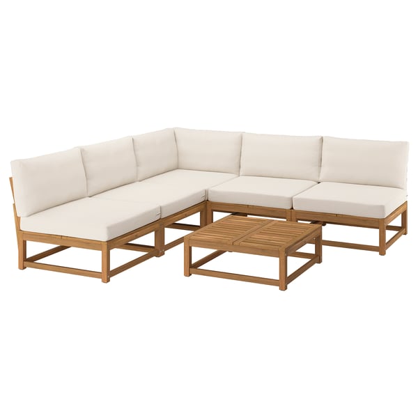 NÄMMARÖ Sektion für den Außenbereich, beige Kissen aus hellbraunem Akazienholz, Eckform mit Couchtisch.
