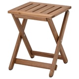 Dieses Bild zeigt einen ikea NÄMMARÖ Holzhocker, braun, quadratisch, faltbar mit einem einfachen, robusten Design.