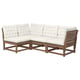 L-förmiges Outdoor-Sofa mit weißen Kissen aus Akazienholz und Polyester für Komfort und Haltbarkeit.