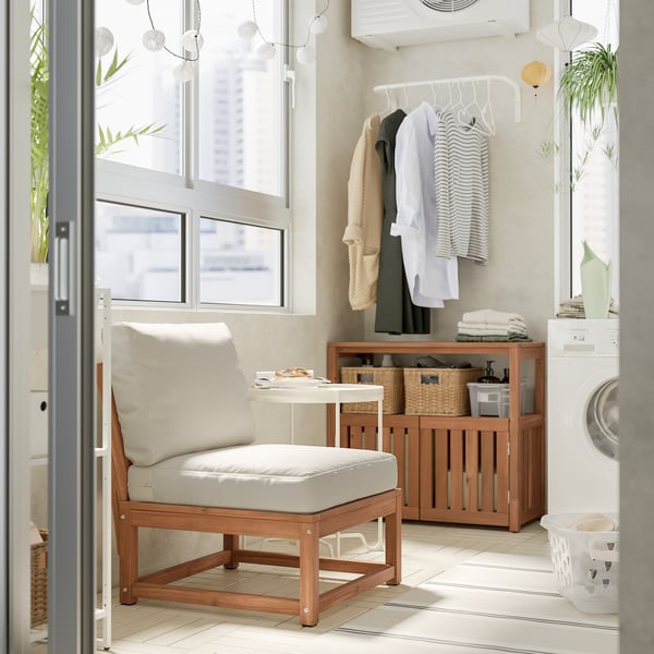 Genießen Sie einen stilvollen Balkon mit NÄMMARÖ Stuhl und Kissen. Es ist aus Holz, quadratisch und kleiner als Geräte und Aufbewahrungsregale.