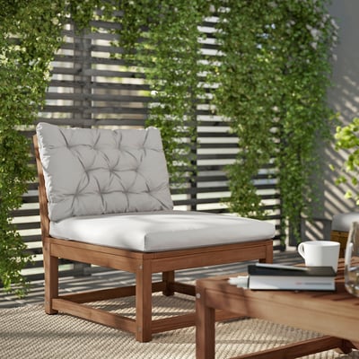 Moderner Outdoor-Stuhl, NÄMMARÖ, hellgraues Kissen, Akazienholz, rechteckiges, schlichtes Design.