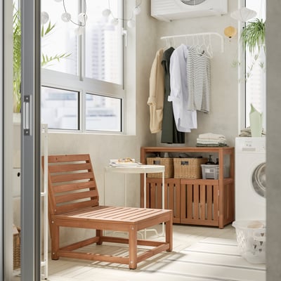 NÄMMARÖ-Möbelset für den Außenbereich unter einem Fenster. Wäscheständer und Waschmaschine; Grün sorgt für Frische.