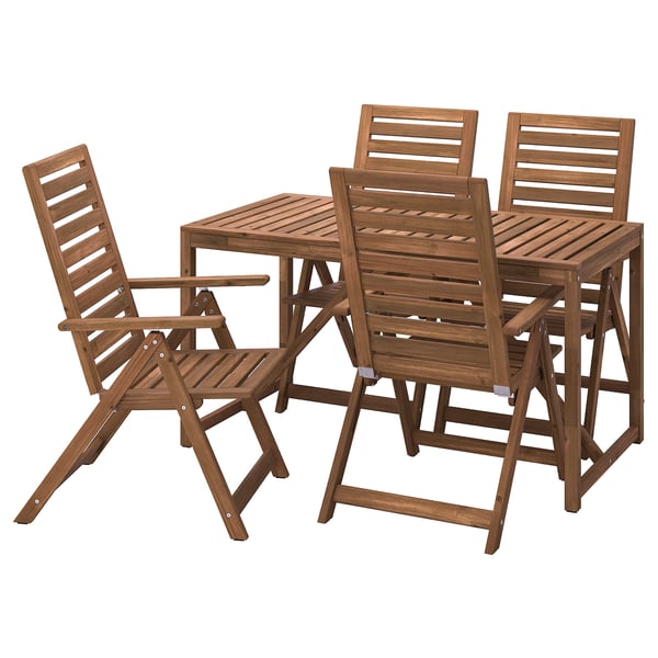 Eine braune NÄMMARÖ-Terrassengarnitur aus Holz mit einem Tisch und vier passenden Stühlen.