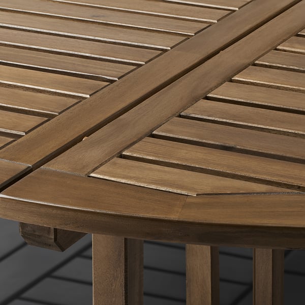 Nahaufnahme der NÄMMARÖ-Tische mit glatter Oberfläche aus Akazienholzlatten, die ihre glatte, langlebige Oberfläche und ihr elegantes Design zur Geltung bringen.