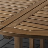 Nahaufnahme der NÄMMARÖ-Tische mit glatter Oberfläche aus Akazienholzlatten, die ihre glatte, langlebige Oberfläche und ihr elegantes Design zur Geltung bringen.
