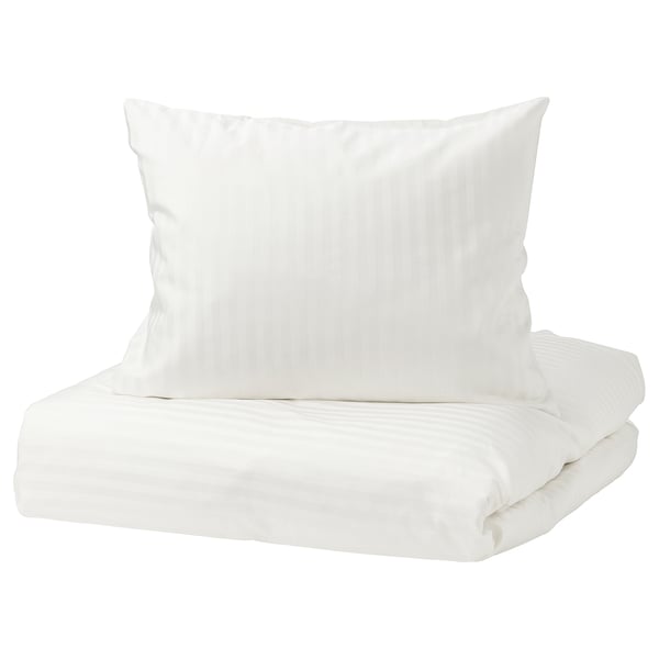 Ein weißes Bettbezug-Set von NATTJASMIN mit dezenten Streifen. Hergestellt aus Baumwolle und Lyocell, hat es ein glattes Satin-Finish.