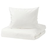 Ein weißes Bettbezug-Set von NATTJASMIN mit dezenten Streifen. Hergestellt aus Baumwolle und Lyocell, hat es ein glattes Satin-Finish.