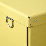 Leuchtend gelbe Aufbewahrungsbox mit stabilem Griff und sicherem Deckeldetail.