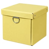 Eine gelbe NIMM Aufbewahrungsbox mit Deckel und Henkel aus recycelter Pappe. Es ist quadratisch geformt und stapelbar.