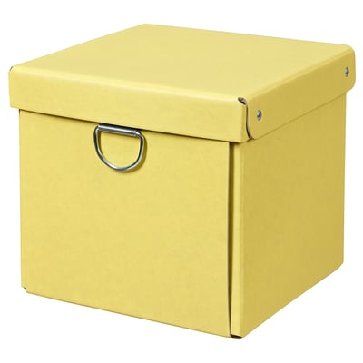 Eine gelbe NIMM Aufbewahrungsbox mit Deckel und Henkel aus recycelter Pappe. Es ist quadratisch geformt und stapelbar.