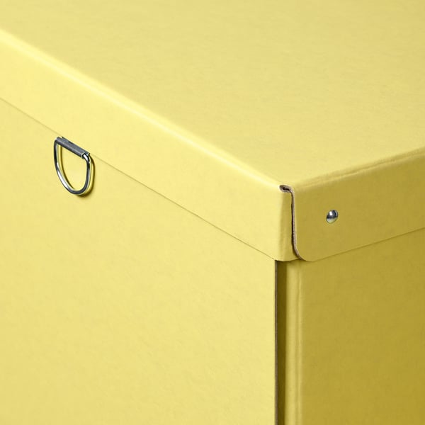Leuchtend gelbe Schachtel mit stabilem Metallgriff und sicherem Deckel, hergestellt aus recycelten Materialien.