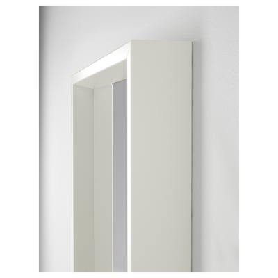 Ein weißer dreifach gefalteter Spiegel von NISSEDAL mit minimalistischem Design, ideal für Badezimmer. Es hat einen Rahmen aus Faserplatten und Glasspiegel.