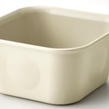 Kleine, beige Aufbewahrungsbox aus Kunststoff, saubere und glatte Oberfläche. Einfaches, quadratisches Design.