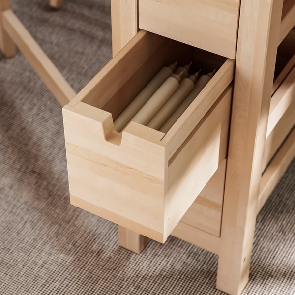 Holzschublade halb geöffnet, mit zylindrischen Gegenständen. Teil eines NORDEN-Lagersets .