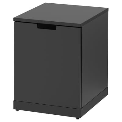 Eine schwarze Kommode von NORDLI mit einem schlanken, modernen Design und klaren Linien. Es handelt sich um eine einzelne, rechteckige Schublade mit glatter Oberfläche.
