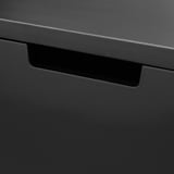 Schwarze Kommode mit glatter, moderner Verarbeitung und klaren Linien. Die Nahaufnahme zeigt Details des Schubladengriffs, die ein hochwertiges Design veranschaulichen.