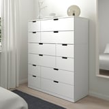 Weiße NORDLI Kommode, modernes Design, 6 breite Schubladen, passt hoch an die Wand im Schlafzimmer, mit Lampe und Dekor obendrauf.