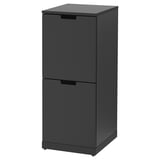 NORDLI: moderne, hohe, schwarze, quadratische Kommode mit zwei Schubladen und schlankem Design.