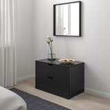 Schwarze NORDLI Kommode mit Schubladen & Blumen.