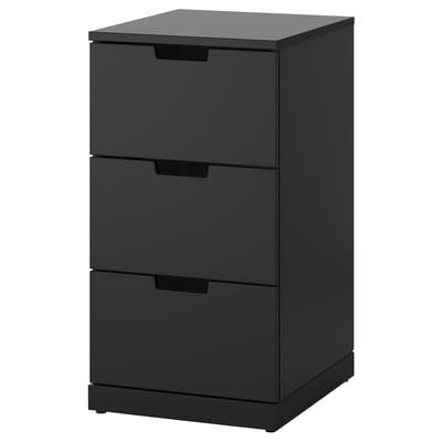 Eine schwarze moderne Kommode von NORDLI mit drei Schubladen, rechteckige Form, glatte Oberfläche.