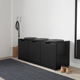 NORDLI schwarze Brustbank mit gepolstertem Sitz im Eingangsbereich.