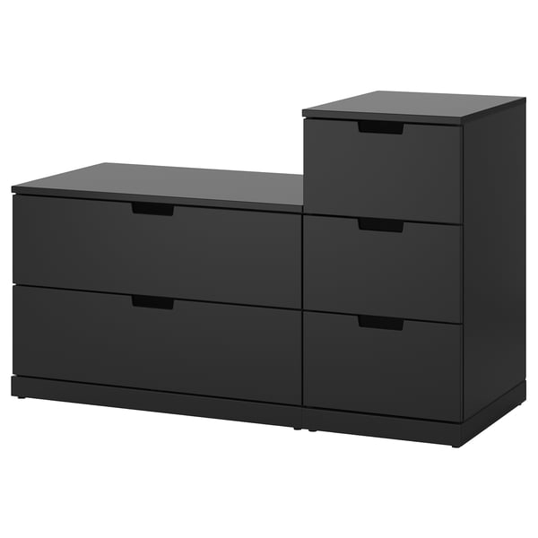 Eine moderne schwarze Kommode von NORDLI mit breiten und hohen Schränken, die für eine flexible und platzsparende Aufbewahrung konzipiert ist.