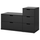 Eine moderne schwarze Kommode von NORDLI mit breiten und hohen Schränken, die für eine flexible und platzsparende Aufbewahrung konzipiert ist.
