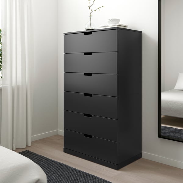 Moderne schwarze NORDLI-Kommode mit fünf Schubladen. Großes, schlankes Design, passt ordentlich ins Schlafzimmer. Inklusive Sicherheitswandbefestigung.