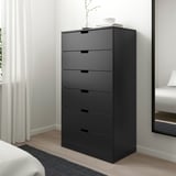 Moderne schwarze NORDLI-Kommode mit fünf Schubladen. Großes, schlankes Design, passt ordentlich ins Schlafzimmer. Inklusive Sicherheitswandbefestigung.