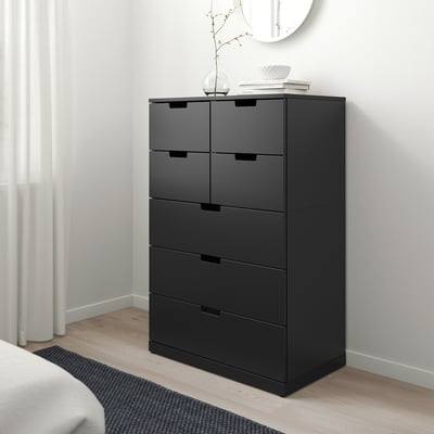 Altitude NORDLI schwarze Kommode, modernes Design, sechs Schubladen. Groß, schlank, passt gut in den Raum mit weißem Dekor.