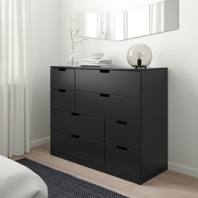Moderne schwarze NORDLI-Kommode, sechs Schubladen, schlankes Design. Passt perfekt ins Schlafzimmer, ergänzt weißes Dekor. Tresor mit Wandbefestigung.
