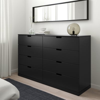 Moderne NORDLI Kommode mit Spiegel, Lampe und Schubladen zwischen Fenster und Bett.