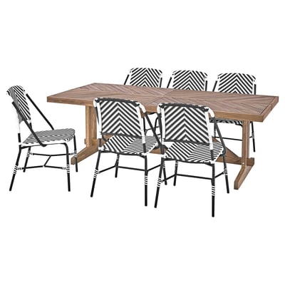 Schwarz-weiße Stühle mit Chevron-Muster und Holztisch; NORRMANSÖ Outdoor-Set.