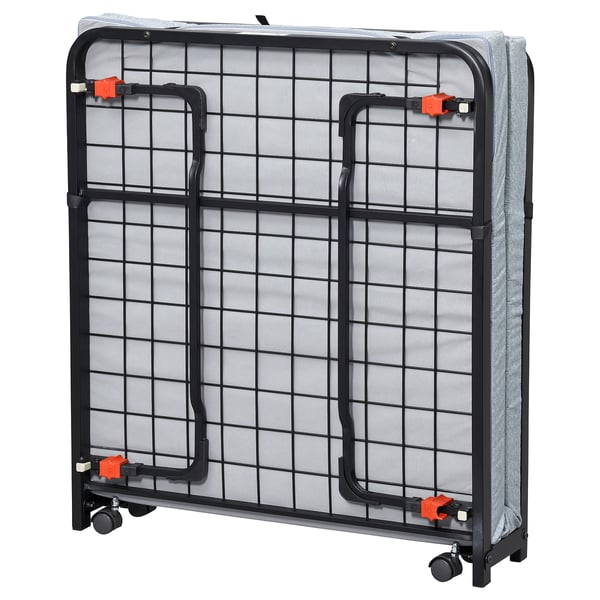 Ein zusammengeklapptes graues NORRUDDEN-Bett mit Metallrahmen und Rädern.