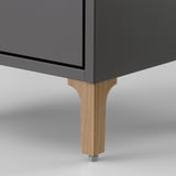 Moderner grauer Badezimmerschrank mit Holzbeinen, schlankem Design, robuster Bauweise.