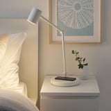 NYMÅNE Lampe auf Beistelltisch, verstellbar, kabelloses Ladegerät, minimalistisches Design.