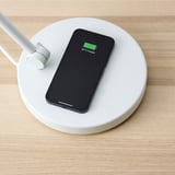 Kabelloses Telefonladegerät an einer Lampe. Das Smartphone zeigt 88 % aufgeladen an.