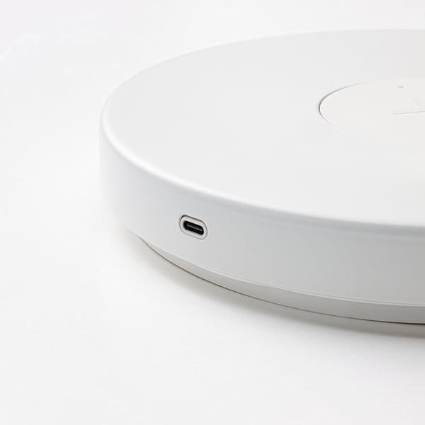 Luftspalt, weißes kabelloses Ladegerät. USB-C-Anschluss, schlankes Design.