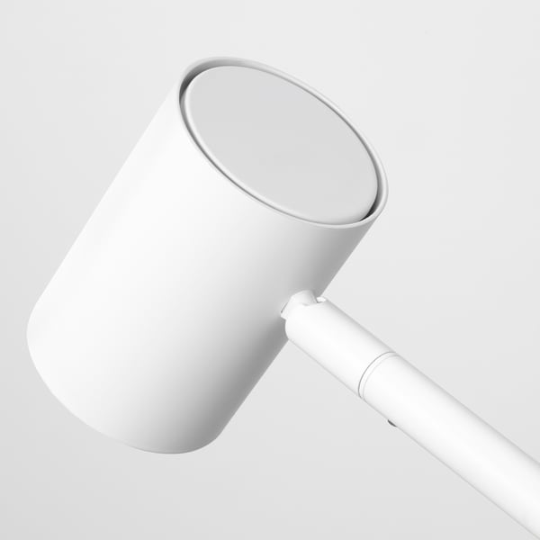 Eine schlanke, weiße, moderne Lampe mit verstellbarem Hals und zylindrischem Schirm, die hochwertiges Design und Materialien präsentiert.