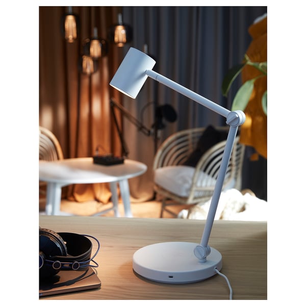 Hellblaue NYMÅNE Schreibtischlampe mit USB & Wireless Charging.