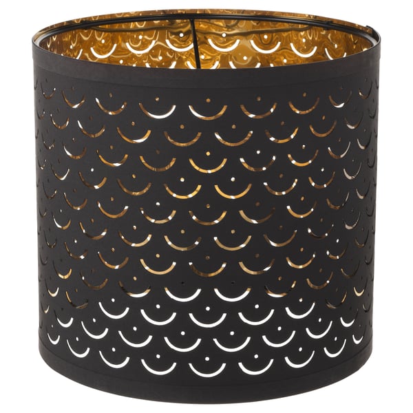 Der schwarze NYMÖ-Lampenschirm, kreisförmig mit goldener Innenseite und Mondausschnitten, erzeugt dekorative Lichtmuster. Hergestellt aus Polyester, Stahl und Kunststoff.