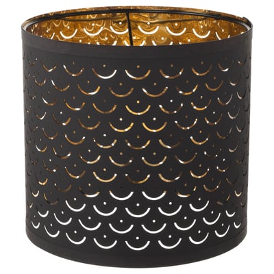 Der schwarze NYMÖ-Lampenschirm, kreisförmig mit goldener Innenseite und Mondausschnitten, erzeugt dekorative Lichtmuster. Hergestellt aus Polyester, Stahl und Kunststoff.