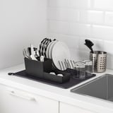 Spülbecken mit Abtropffläche und Trockenmatte. Die Abtropffläche bietet Platz für Teller, Besteck und Tassen. Matte fängt Tropfen auf.