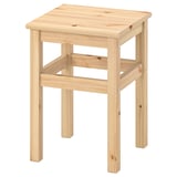 Der ODDVAR Hocker ist ein leichtes Holzstück mit rechteckiger Sitzfläche und vier Beinen, das sich perfekt für jeden Raum eignet.
