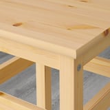 Tischecke aus Holz - glatte, natürliche Oberfläche mit Maserung.