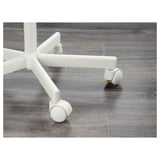Zeigt eine Nahaufnahme eines Stuhlgestells mit Rädern auf einem Holzboden. Es ist stark, weiß, Metallkonstruktion und langlebige Räder.